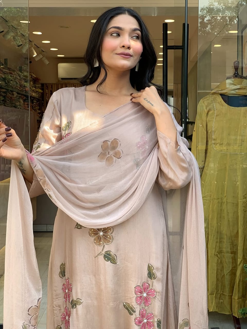 Featuring beautiful Heavy Set which is beautifully decorated All over HandworkšŖ”on suit and digital print. (RRRD04)