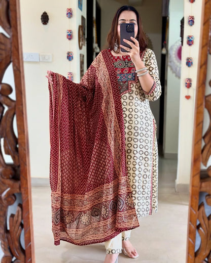 Featuring Fully Elegant Premium Muslin Suit Set Which is Beautifully Decorated With Hand Khatli Work And Original Mirror Work With Butti Pattern.(WARED09)