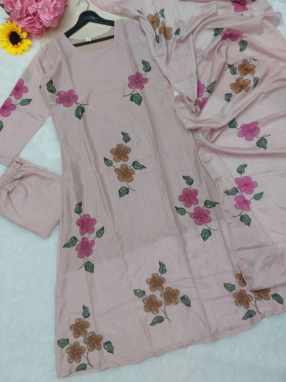 Featuring beautiful Heavy Set which is beautifully decorated All over Handwork🪡on suit and digital print. (RRRD04) 01