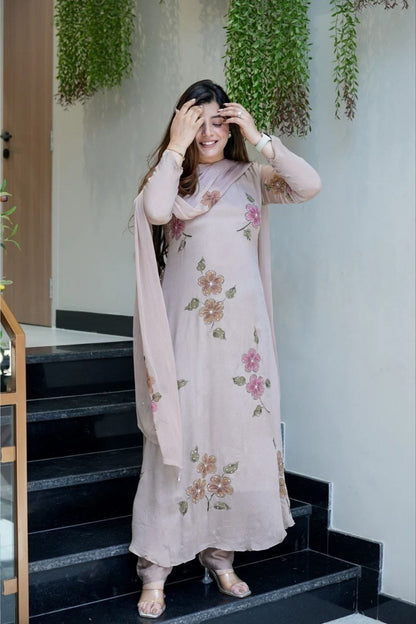 Featuring beautiful Heavy Set which is beautifully decorated All over Handwork🪡on suit and digital print. (RRRD04) 01