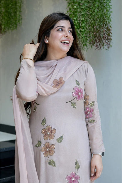 Featuring beautiful Heavy Set which is beautifully decorated All over Handwork🪡on suit and digital print. (RRRD04) 01