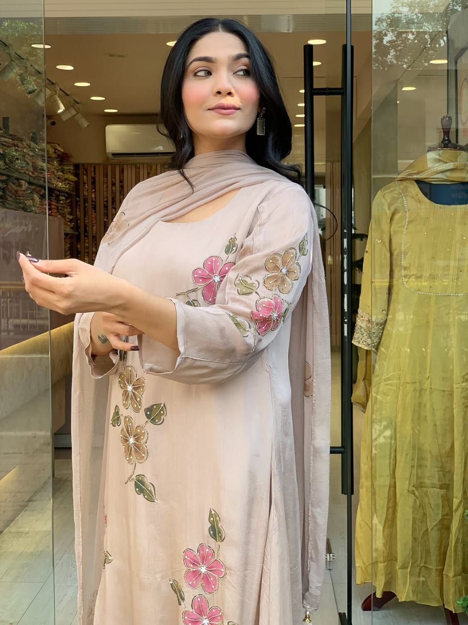 Featuring beautiful Heavy Set which is beautifully decorated All over Handwork🪡on suit and digital print. (RRRD04)