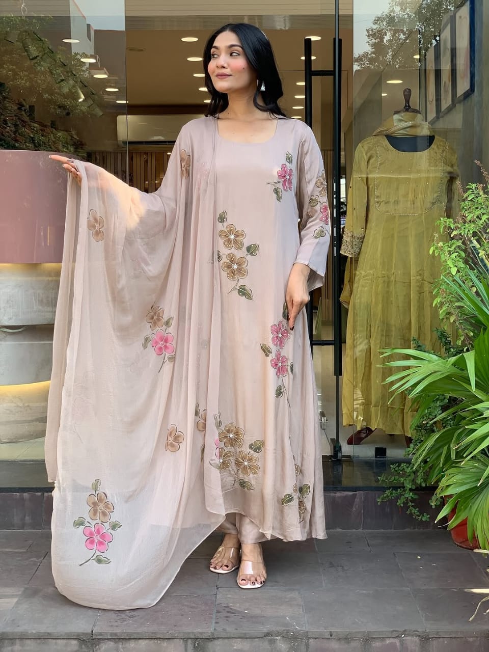 Featuring beautiful Heavy Set which is beautifully decorated All over Handwork🪡on suit and digital print. (RRRD04)