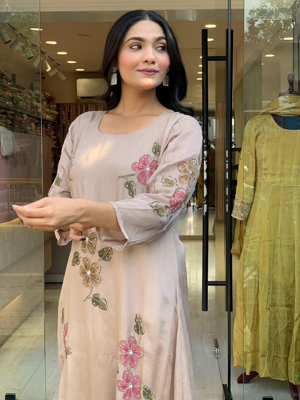 Featuring beautiful Heavy Set which is beautifully decorated All over Handwork🪡on suit and digital print. (RRRD04)