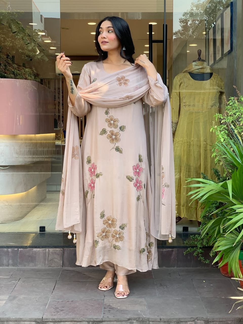 Featuring beautiful Heavy Set which is beautifully decorated All over Handwork🪡on suit and digital print. (RRRD04)