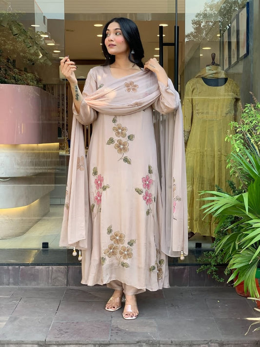 Featuring beautiful Heavy Set which is beautifully decorated All over Handwork🪡on suit and digital print. (RRRD04)